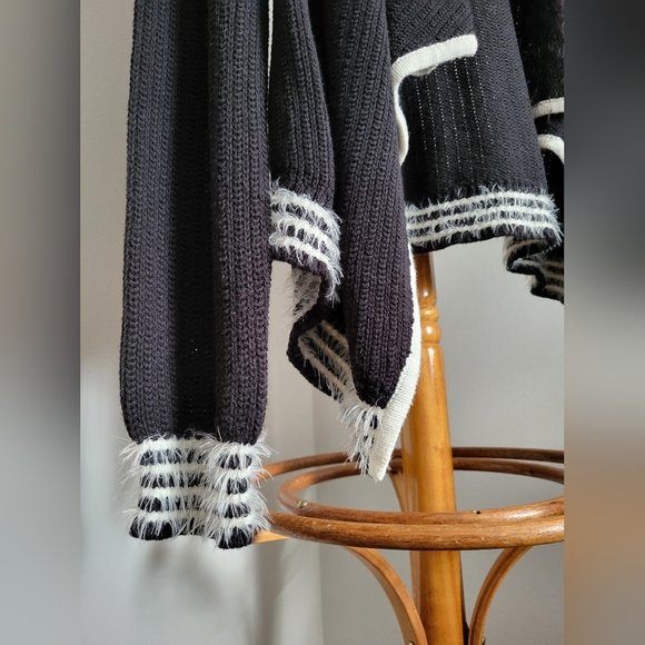 CANDIE'S | Black & White Shrug Sweater Size L - Picture 4 of 14